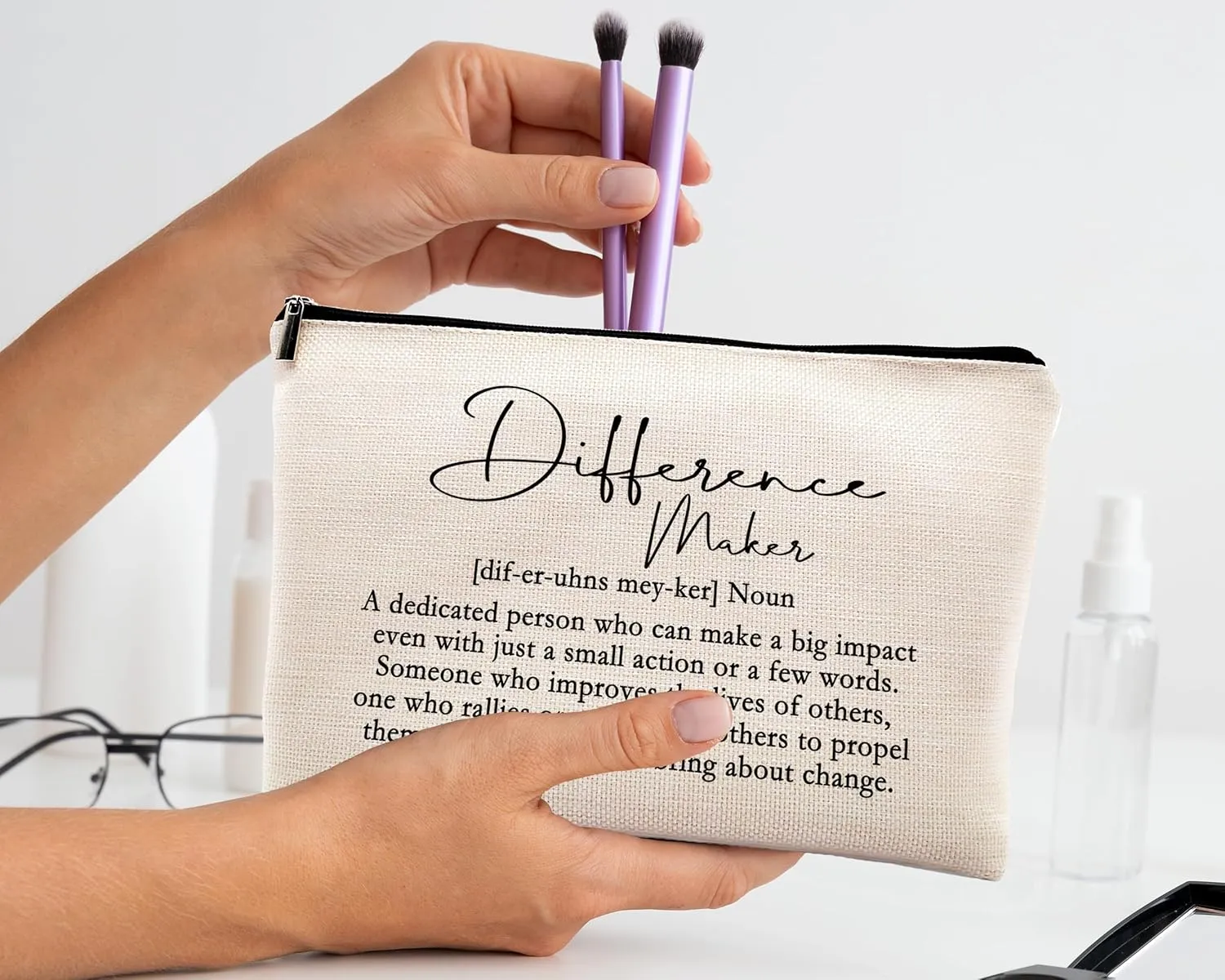 kdqua Difference Maker Definition Makeup Bag, Thank You Appreciation Retirement Gifts for Boss Coworkers Leader Teacher, Inspirational Gifts Linen Cosmetic Bag Zipper Pouch Travel Toiletry Bag